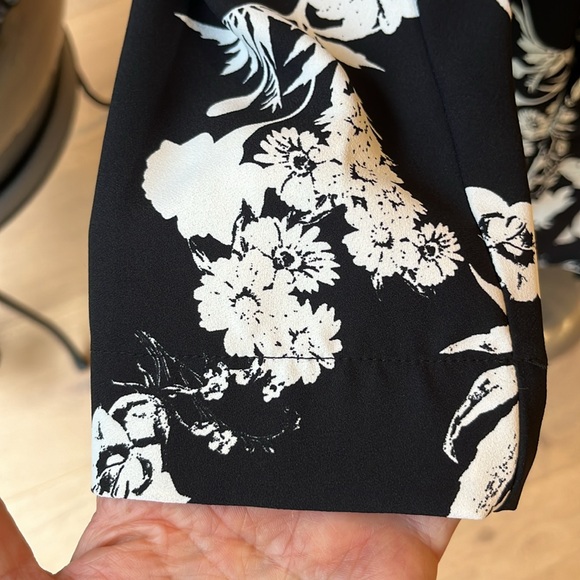 NWOT cinq a sept black and white floral print belted lightweight trench coat. - Picture 5 of 14